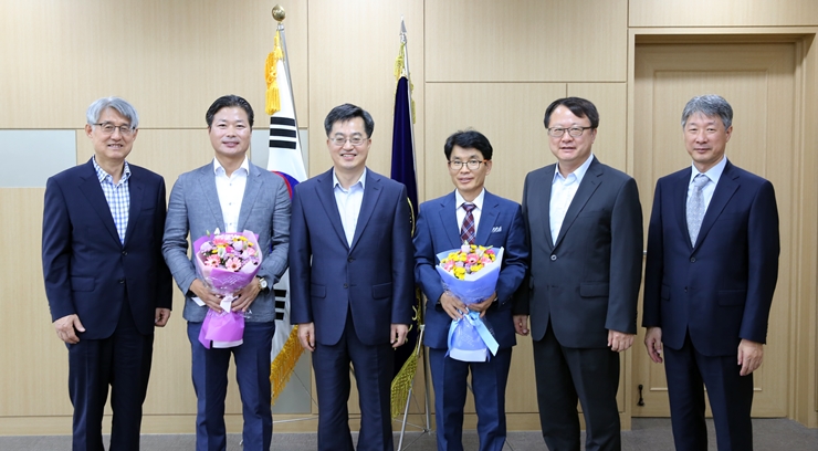 [16.09.02] 이강우, 정인택 기부자에 대한 감사패 전달