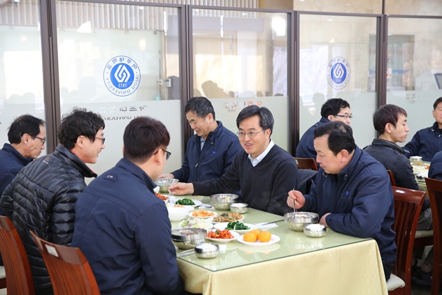 [17.2.1] 총장과 용역직원들, 감사의 오찬 가져